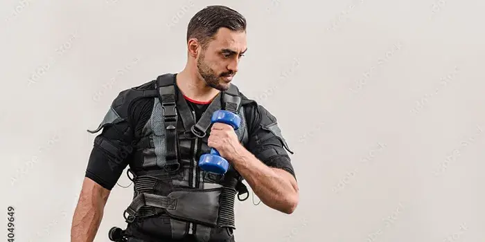 woman lifting weights